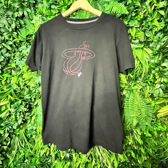 MIAMI HEAT Shirt Men Medium Black Graphic Print Red Pixel Logo NBA‎ Sports 0577 - Picture 5 of 8